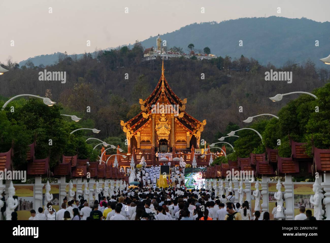 CHIANG Mai, THAILAND - 4. MÄRZ 2024 : Zeremonie zur Einladung der Reliquien des Buddha in Kum Luang, Royal Park Rajapruek. Stockfoto