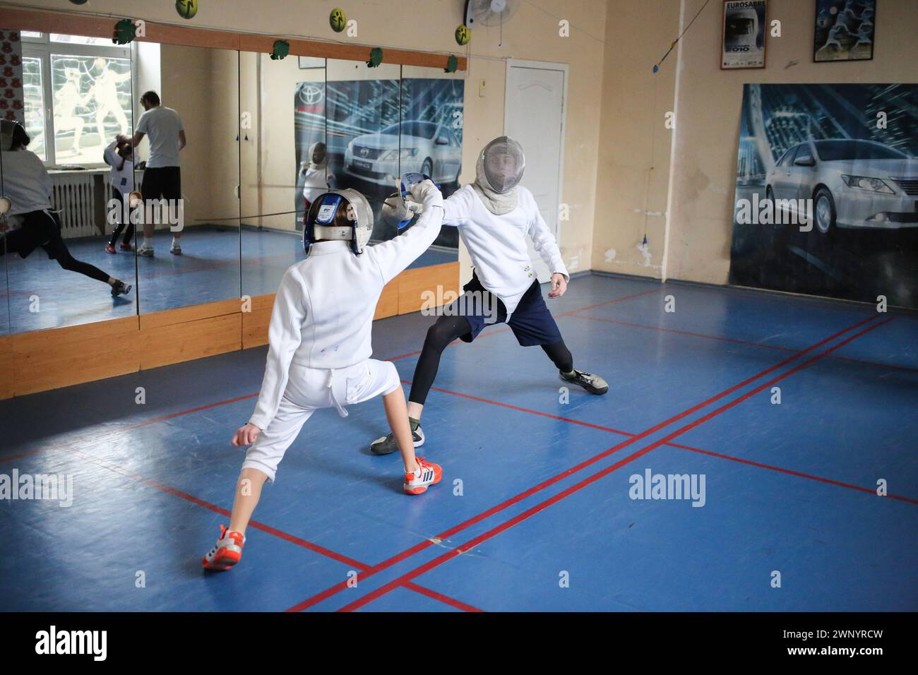 Odessa, Ukraine. März 2024. Junge Sportler trainieren in der Schule, über den andauernden Krieg zwischen Russland und der Ukraine in einer Fechtschule in der Nowoselski-Straße. Junge Sportler, die Fechtsportler sind, trainieren in der Schule, über den andauernden Krieg zwischen Russland und der Ukraine. Der geehrte Trainer der Ukraine Oleksander Vasutin trainiert Athleten. Athleten trainieren mit Trainern; Oleksander Vasutin, Mykyta Stolbunov und Wolodimir Pokatilow. (Credit Image: © Viacheslav Onyshchenko/SOPA Images via ZUMA Press Wire) NUR REDAKTIONELLE VERWENDUNG! Nicht für kommerzielle ZWECKE! Stockfoto