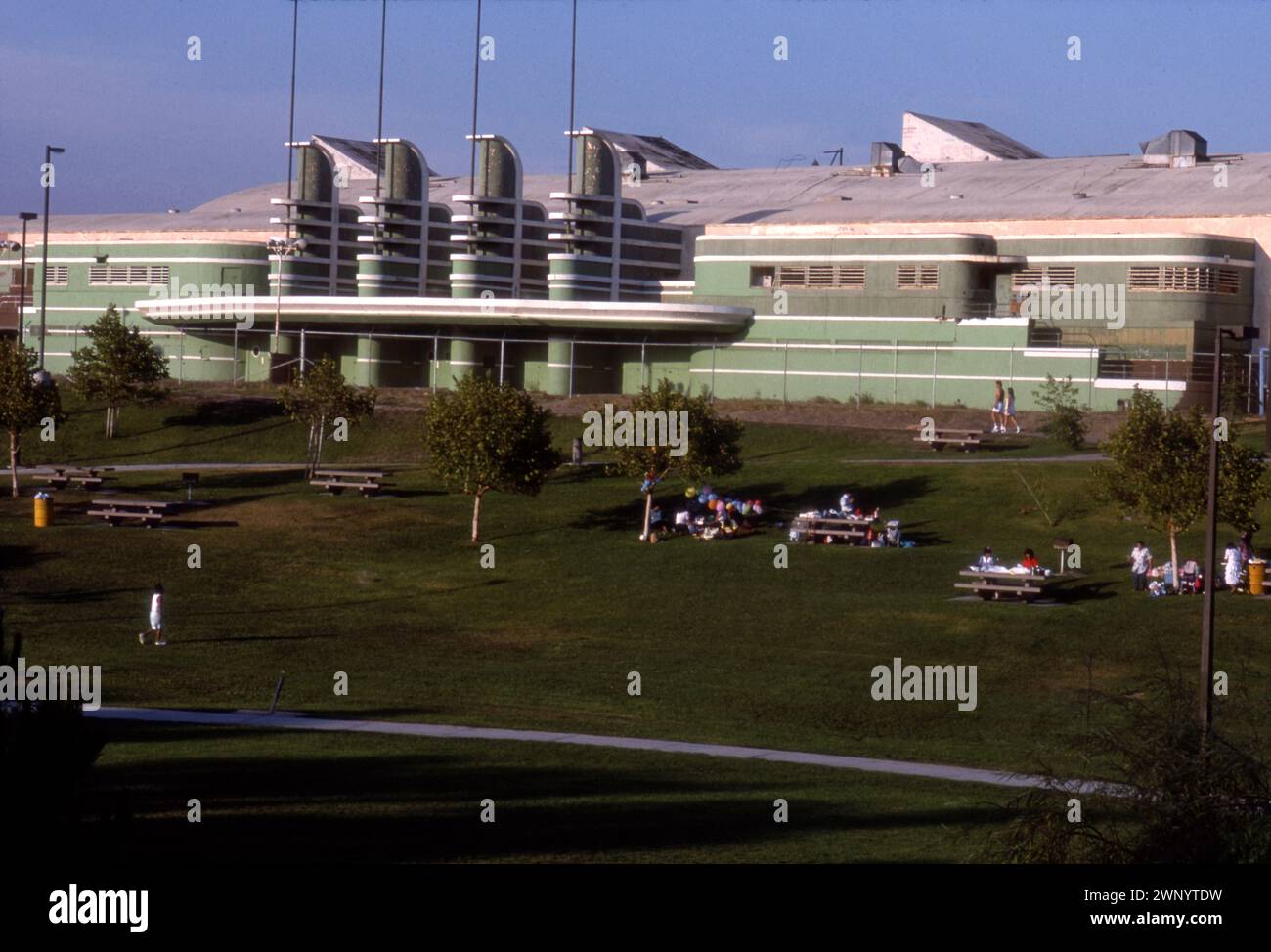 Das historische Pan Pacific Auditorium (1935) war ein Paradebeispiel für moderne und Art déco-Architektur. Sie wurde in den frühen 1980er Jahren gesehen, bevor sie abgerissen wurde, um Platz für Wohnungen in West Hollywood, Kalifornien, USA zu schaffen Stockfoto