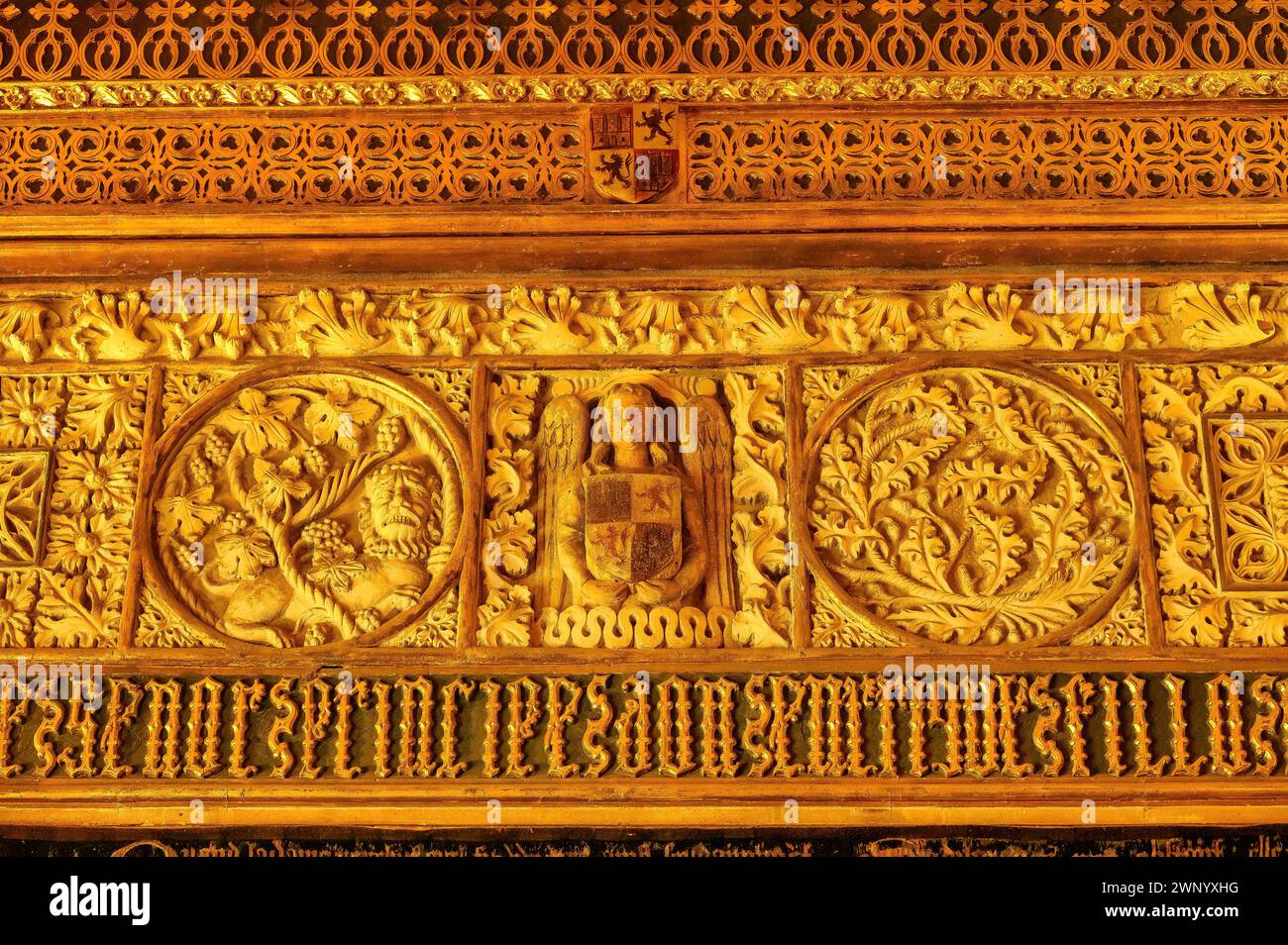 Dekoration in der alten Mauer im Inneren von alcazar von SEGOVIA, SPANIEN Stockfoto