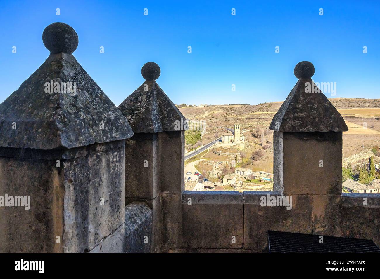 Befestigte Mauer mit Merlons. Mittelalterliche architektonische Besonderheiten in Alcazar von SEGOVIA, SPANIEN Stockfoto