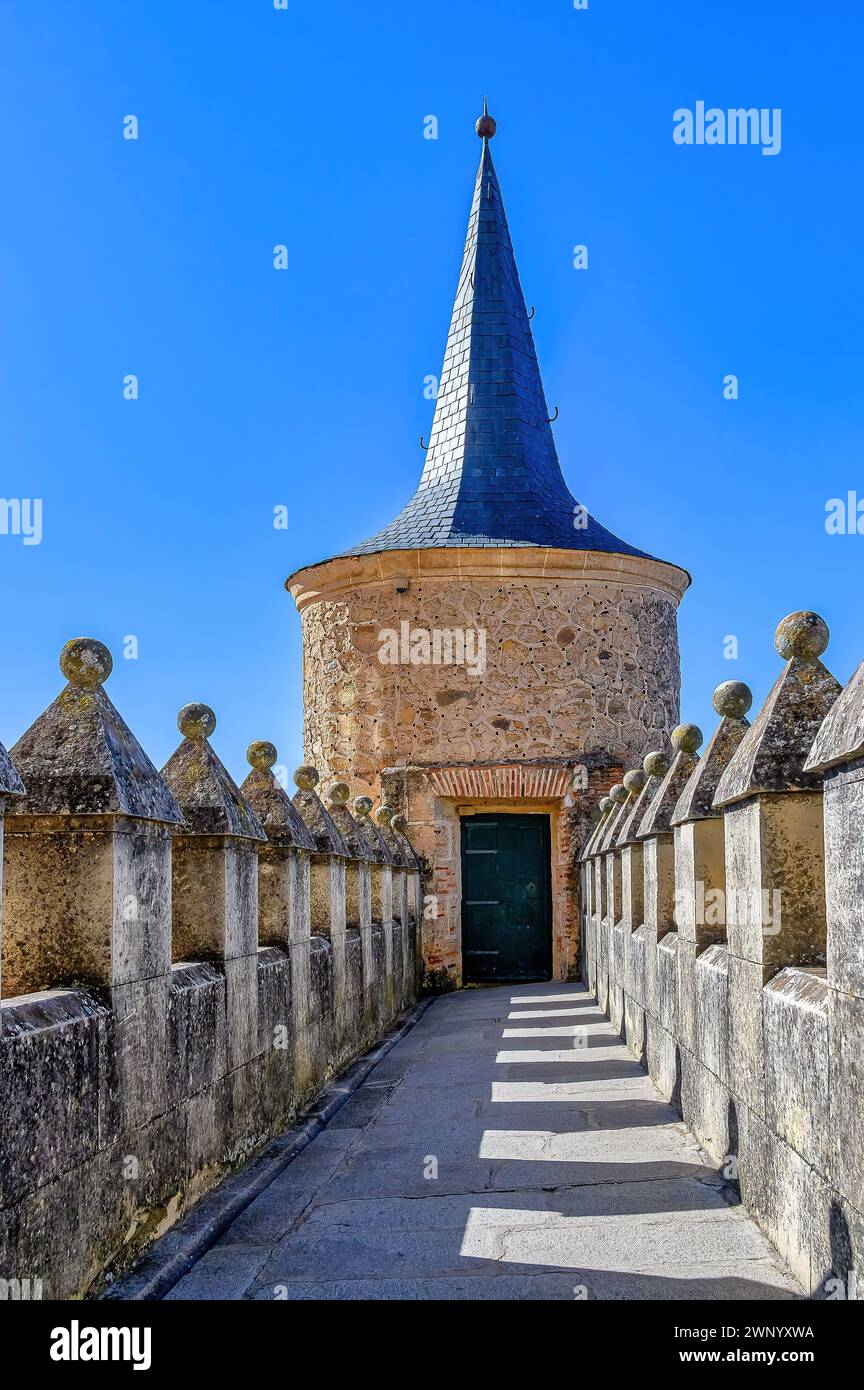 Turm und befestigter Korridor mit Merlons. Architektonisches Merkmal in Alcazar von SEGOVIA, SPANIEN Stockfoto