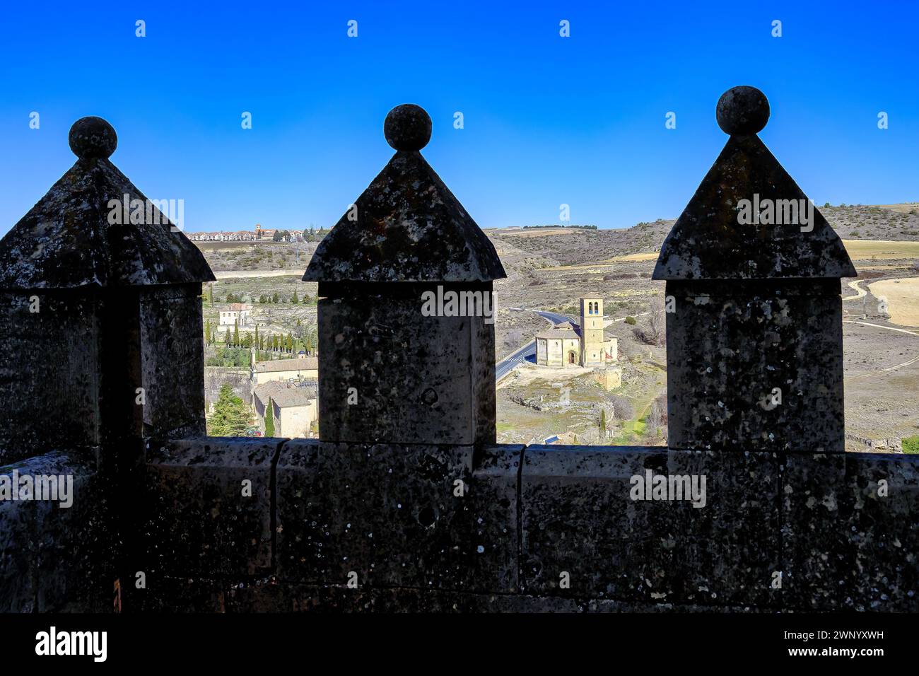 Befestigte Mauer mit Merlons. Mittelalterliches architektonisches Merkmal in Alcazar von SEGOVIA, SPANIEN Stockfoto