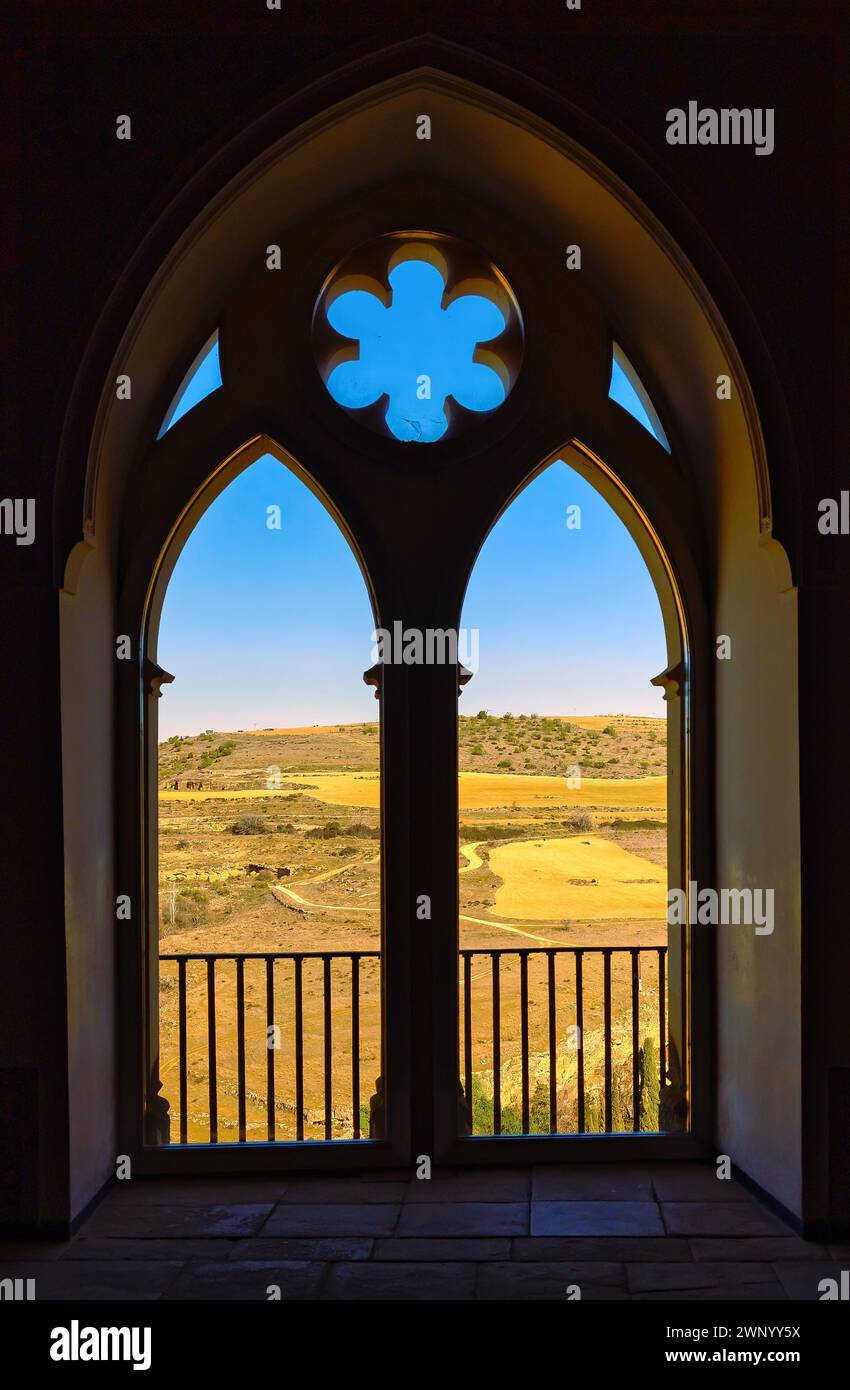 Mittelalterliches Fenster mit Blick auf eine Landschaft, alcazar von SEGOVIA, SPANIEN Stockfoto