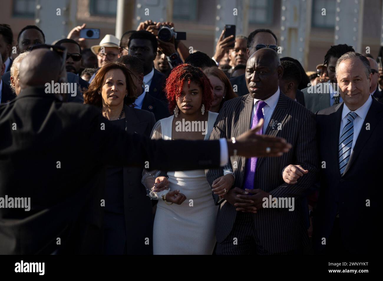 Selma, Alabama. März 2024. US-Vizepräsident Harris schließt sich den Händen mit den Führern der Gemeinde und der Bürgerrechte an, darunter dem Anwalt Ben Crump und Doug Emhoff, während sie die Edmund Pettus Bridge überqueren, um den 59. Jahrestag des Bloody Sunday am 3. März 2024 in Selma, Alabama, zu feiern. Kredit: Christian Monterrosa/Pool über CNP/dpa/Alamy Live News Stockfoto