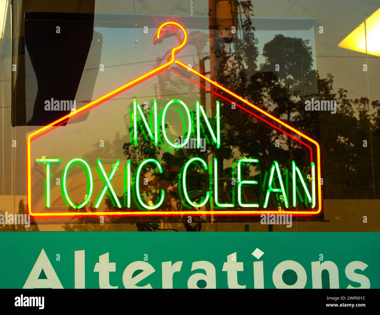 Chemische Reinigungsfirmen werben mit Neonschildern im Fenster. Portland, Oregon Stockfoto