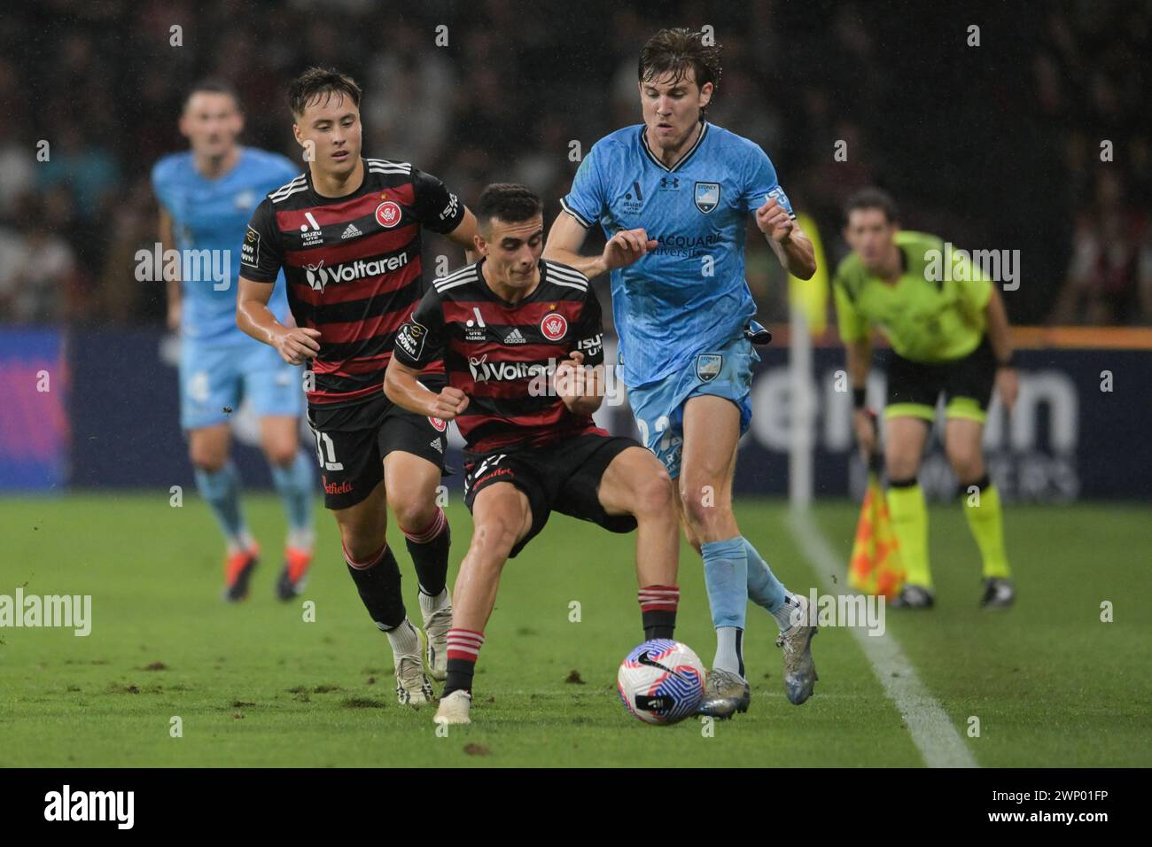 Parramatta, Australien. März 2024. Aidan Simmons (L), Alexander Phillip Badolato (M) vom Western Sydney Wanderers FC und Max Barry Burgess (R) vom Sydney FC Team sind während des 19. Runde-Spiels der Isuzu Ute A-League 2023/24 zwischen Western Sydney Wanderers FC und Sydney FC im CommBank Stadium in Aktion. Endstand Sydney FC 4:1 Western Sydney Wanderers. Quelle: SOPA Images Limited/Alamy Live News Stockfoto