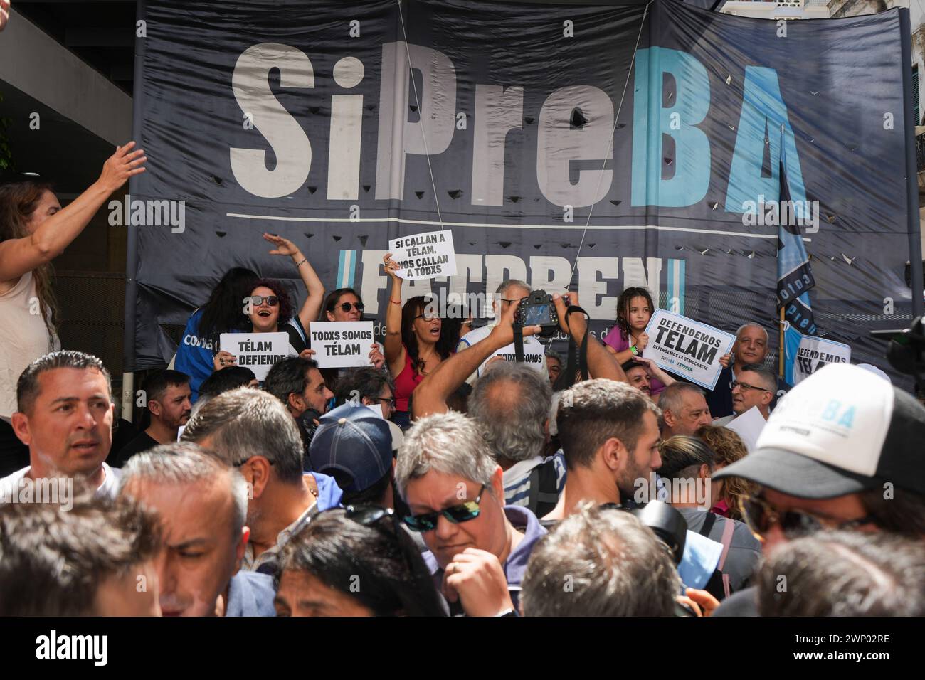 Buenos Aires, Argentinien. März 2024. Demonstranten halten während des Protestes Plakate vor der Agentur. Präsident Javier Milei kündigte am 1. März die Schließung der Nachrichtenagentur Telam an. Telam, Argentinien Nachrichtenagentur, wurde 1945 gegründet und ist eine der wichtigsten Nachrichtenagenturen Lateinamerikas. Sie hat Vertreter und Arbeiter in den 24 Provinzen Argentiniens und die meisten Medien in Argentinien arbeiten mit Bildern, Videos und Informationen. (Foto: Julieta Ferrario/SOPA Images/SIPA USA) Credit: SIPA USA/Alamy Live News Stockfoto