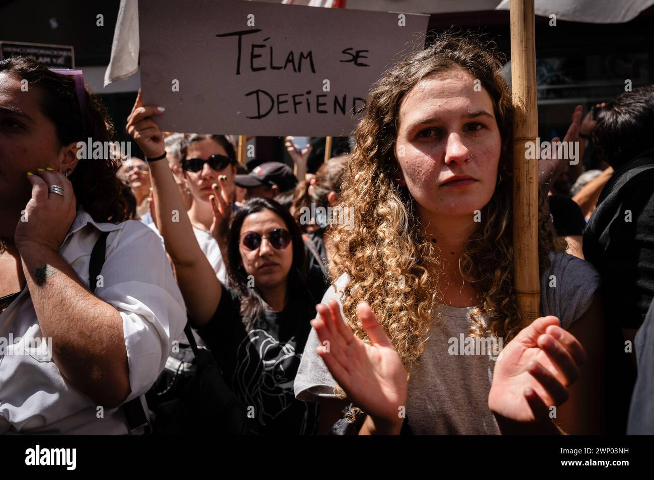 Buenos Aires, Argentinien. März 2024. Ein Fotojournalist der Telam Agency ist bei dem Protest dabei. Protest und symbolische Umarmung der Nationalen Nachrichtenagentur Telam gegen die Ankündigung ihrer Schließung und Entlassung ihrer Pressearbeiter durch den Präsidenten der Nation, Javier Milei. Quelle: SOPA Images Limited/Alamy Live News Stockfoto