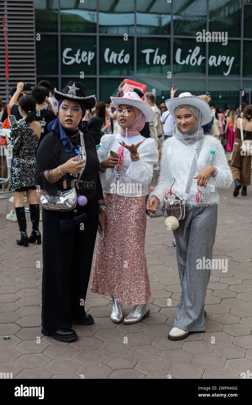 März 2024. Indonesische Fans ziehen sich für Taylor Swift The Eras Tour in Singapur schick mit einem Kuhjunge-Hut an. Stockfoto