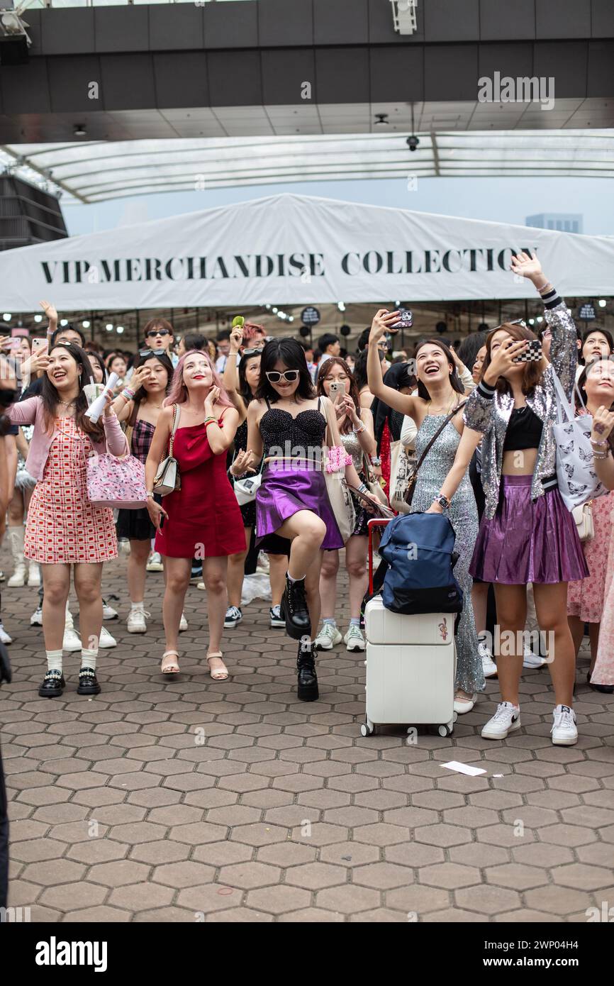 März 2024. Die weibliche Fan in der Mitte drückt ihr Knie hoch und tanzt zum Tay Tay Hit Song in The Gathering. Taylor Swift The Eras Tour, Singapur. Stockfoto März 2024. Die weibliche Fan in der Mitte drückt ihr Knie hoch und tanzt zum Tay Tay Hit Song in The Gathering. Taylor Swift The Eras Tour, Singapur. Stockfoto