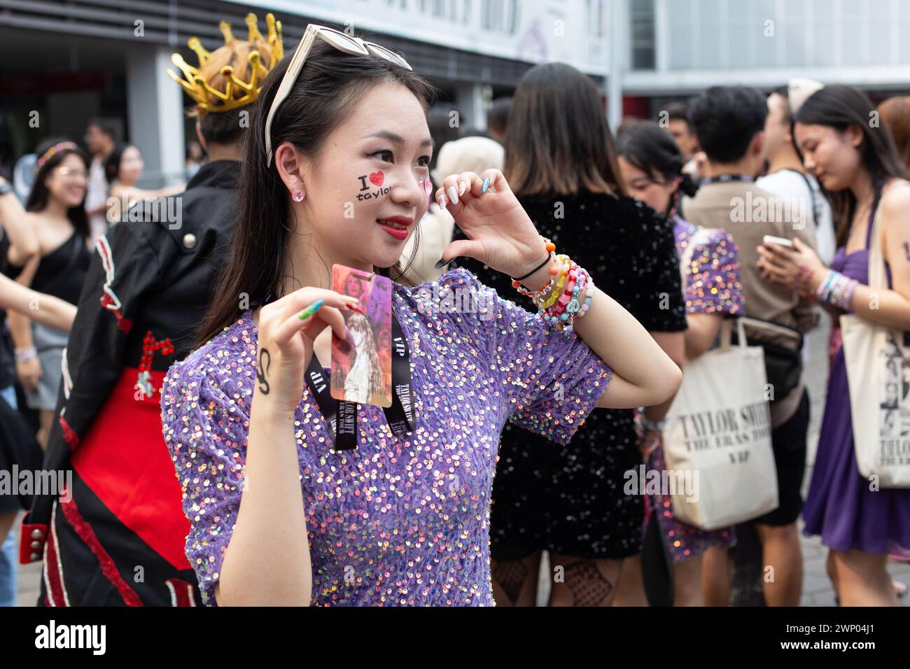 März 2024. Ein chinesischer Fan posiert auf der Taylor Swift the Eras Tour, Konzert Singapur. Stockfoto