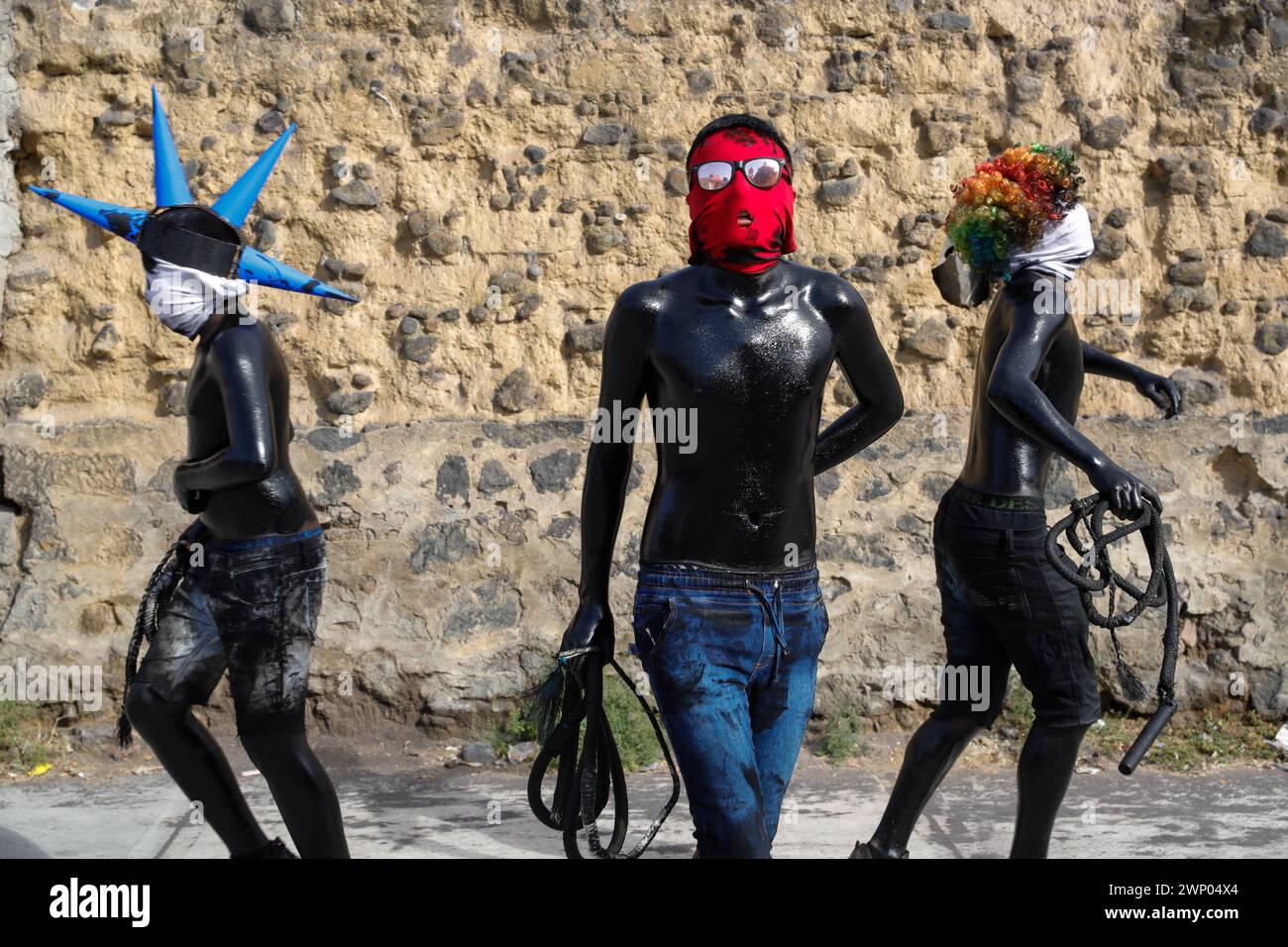 März 2024, San Nicolas de los Ranchos, Mexiko: Jugendliche mit schwarz lackiertem Körper und Masken nehmen an der vorspanischsprachigen Feier „der Karneval der Xinacates“ Teil, die in San Nicolas de los Ranchos, Gemeinde an den Hängen des Vulkans Popocatepetl, im Bundesstaat Puebla stattfindet. Als Teil der Tradition gehen die Xinacates oder gemalten Menschen auf die Straßen, um Touristen zu malen. Während dieser Feierlichkeiten wird dem Teoton-Vulkan Tribut gezollt, damit die Bewohner eine gute Erntezeit haben. Am 3. März 2024 in San Nicolas de los Ranchos, Mexiko. (Kredit-Imag Stockfoto