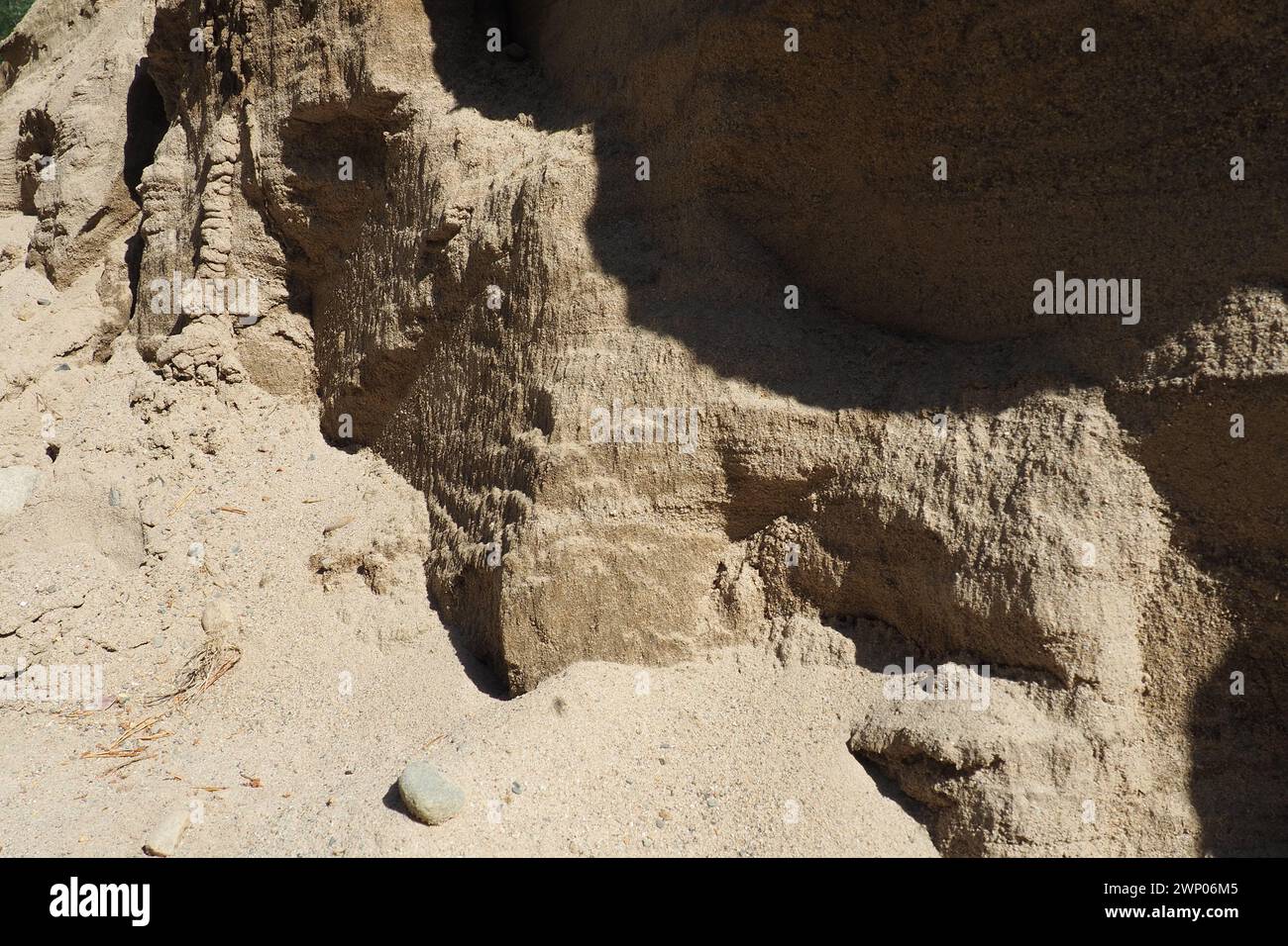 Sandstein ist ein fragmentarisches Sedimentgestein, ein homogenes oder geschichtetes Aggregat von fragmentarischen Körnern und Sandkörnern, die durch ein beliebiges Mineral gebunden sind Stockfoto