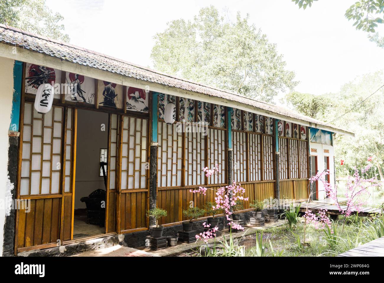 Palembang 22 Feb 2024 : Äußere des traditionellen japanischen Hauses, Shoji. Dekoriert mit japanischen Samurai-Gemälden Kunst an den Wänden. Stockfoto