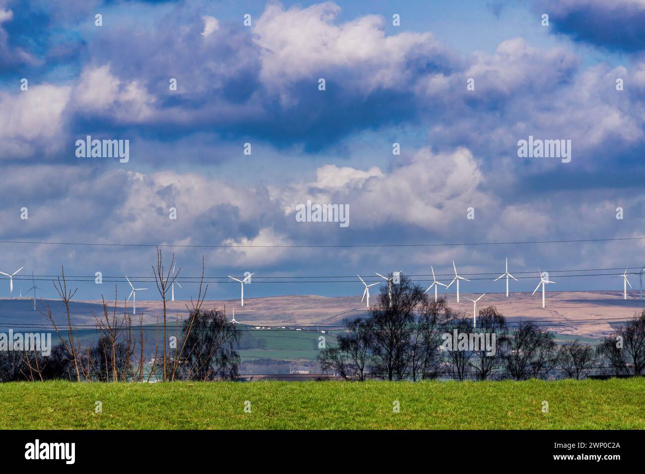 Bild der Scout Moor Wind Farm aus Heaton Park Stockfoto