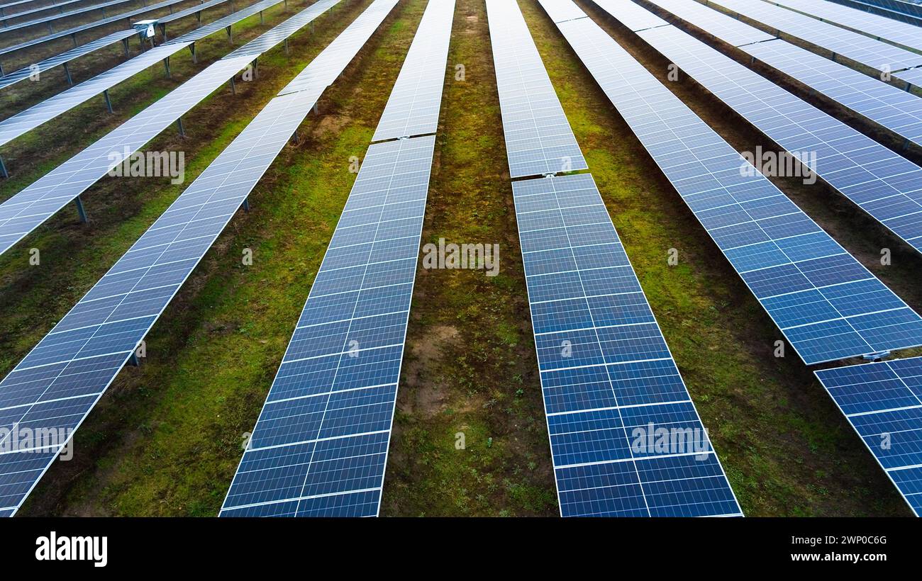 Ein Bild, das einen riesigen, modernen Photovoltaik-Solarpark zeigt. Stockfoto