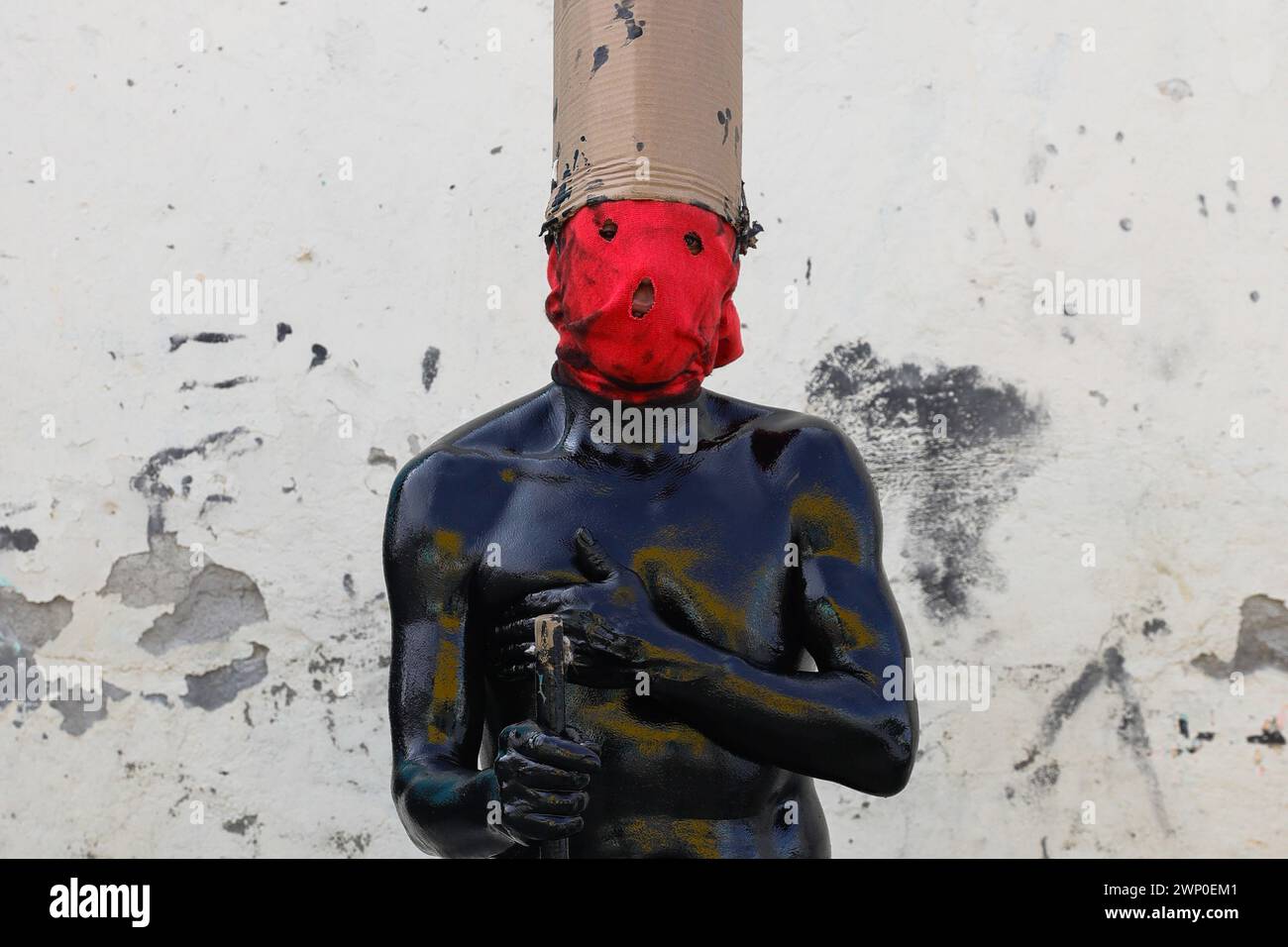 Nicht exklusiv: Ein Junge mit schwarz lackiertem Körper trägt eine Maske und nimmt an der vorspanischsprachigen festi „The Carnival of the Xinacates“ Teil Stockfoto