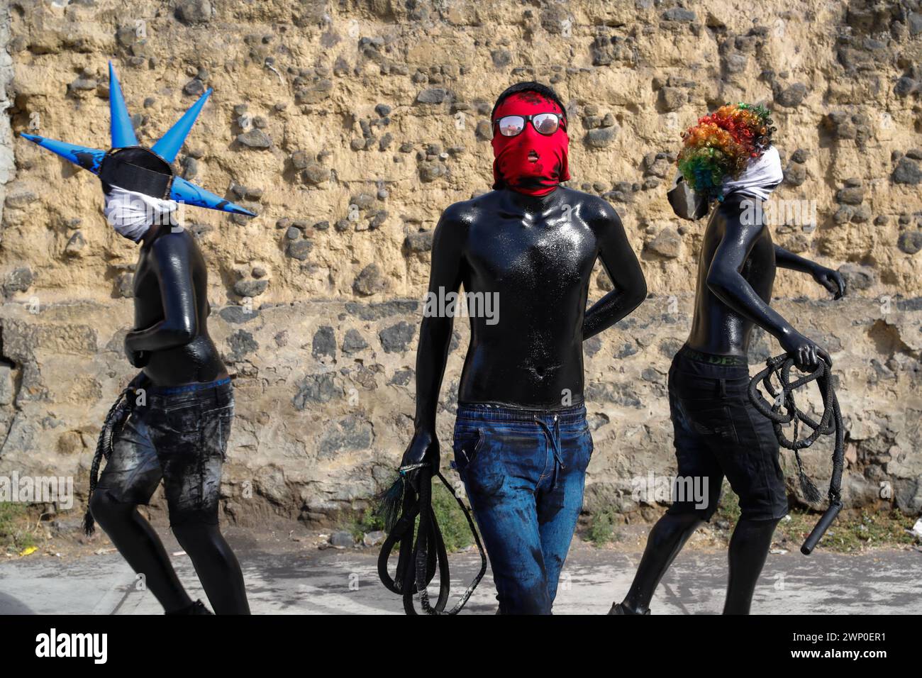 Nicht exklusiv: Ein Junge mit schwarz lackiertem Körper trägt eine Maske und nimmt an der vorspanischsprachigen festi „The Carnival of the Xinacates“ Teil Stockfoto