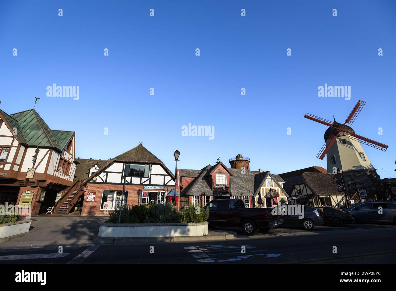 Malerische Gebäude an der Alisal Road in der dänischen Stadt Solvang - Kalifornien, USA Stockfoto