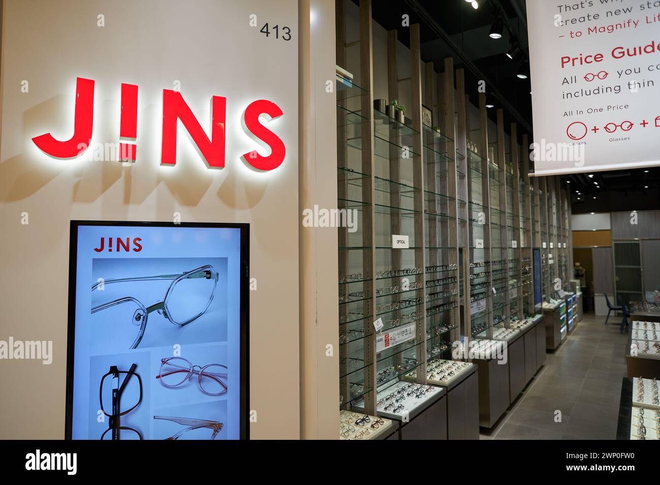 HONGKONG, CHINA - 4. DEZEMBER 2023: JINS-Geschäft im Einkaufszentrum New Town Plaza. Stockfoto
