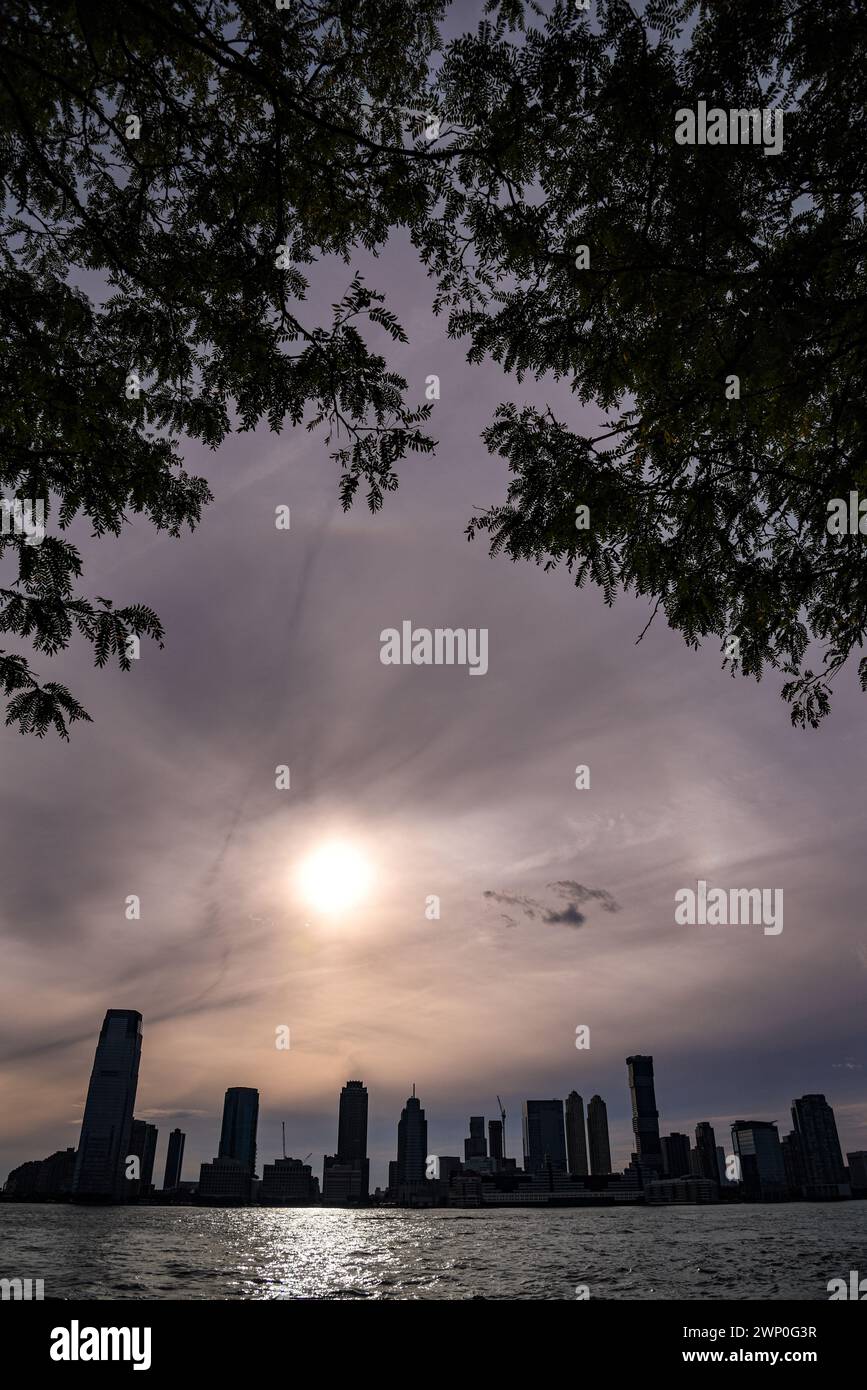 Blick auf einen Solar Halo über die Skyline von Jersey City - Manhattan, New York City Stockfoto