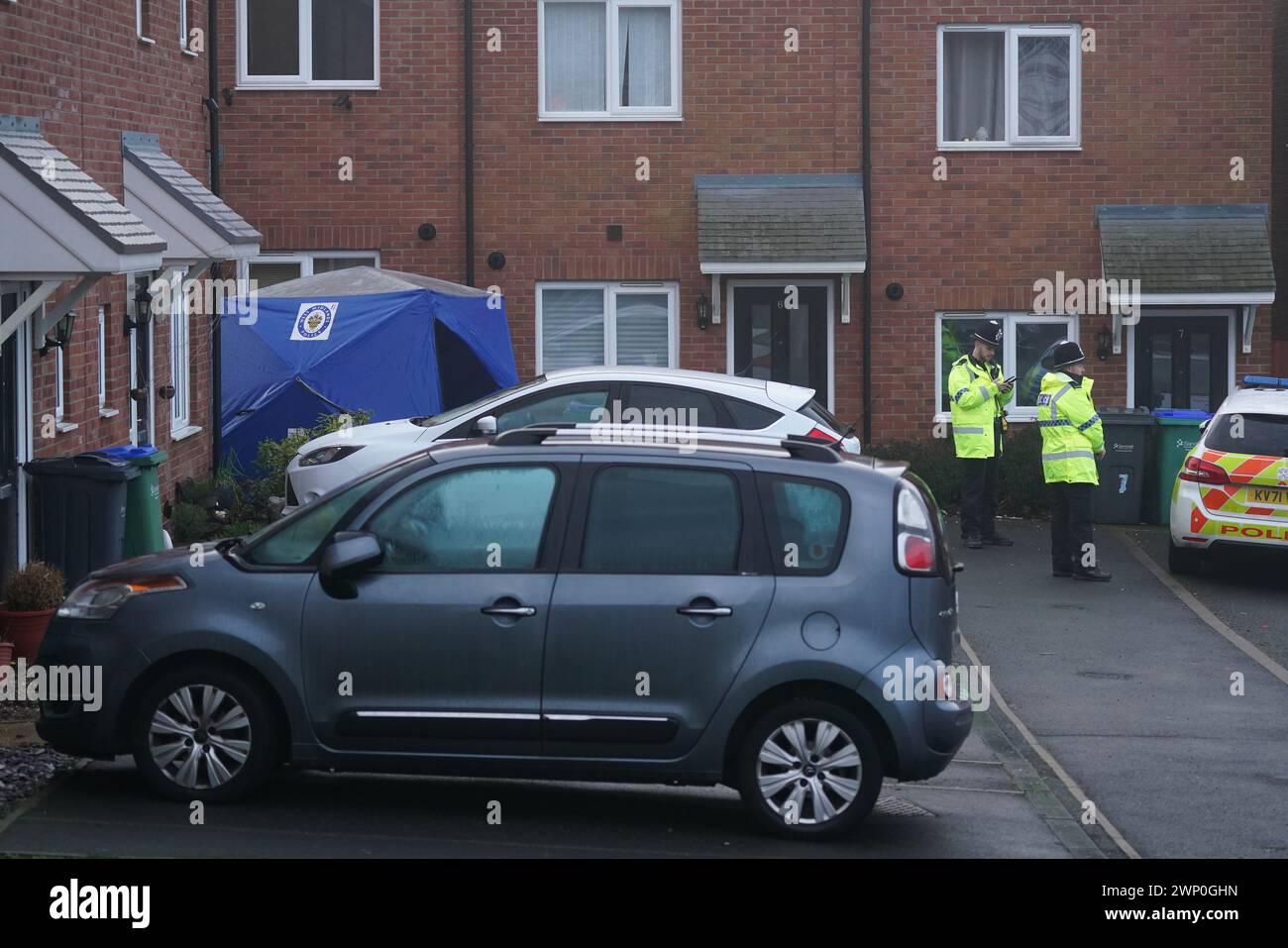 Die Szene in Robin Close, Rowley Regis, in Sandwell, nachdem ein 10-jähriges Mädchen tot entdeckt wurde. Polizisten fanden das Kind mit Verletzungen am Montag gegen 12:10 Uhr und wurden am Tatort als tot bestätigt. Eine 33-jährige Frau, die von der Polizei als dem Mädchen bekannt bekannt angesehen wurde, wurde wegen Mordverdacht verhaftet und zur Vernehmung in Gewahrsam genommen. Bilddatum: Dienstag, 5. März 2024. Stockfoto