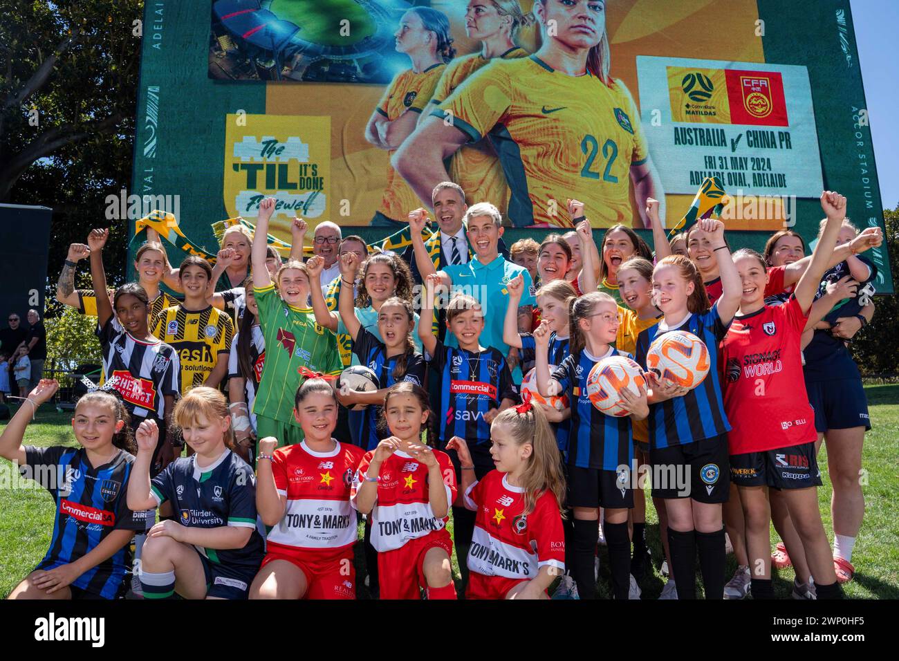 Adelaide, Australien. März 2024. Adelaide, Australien, 5. März 2024: Premierminister von Südaustralien Peter Malinauskas, Michelle Heyman (Australien) und junge Fußballer während der CommBank Matildas-Pressekonferenz für die Ankündigung der Til ITS Done Farewell-Serie gegen China im Adelaide Oval in Adelaide, Australien (Noe Llamas/SPP) Credit: SPP Sport Press Photo. /Alamy Live News Stockfoto