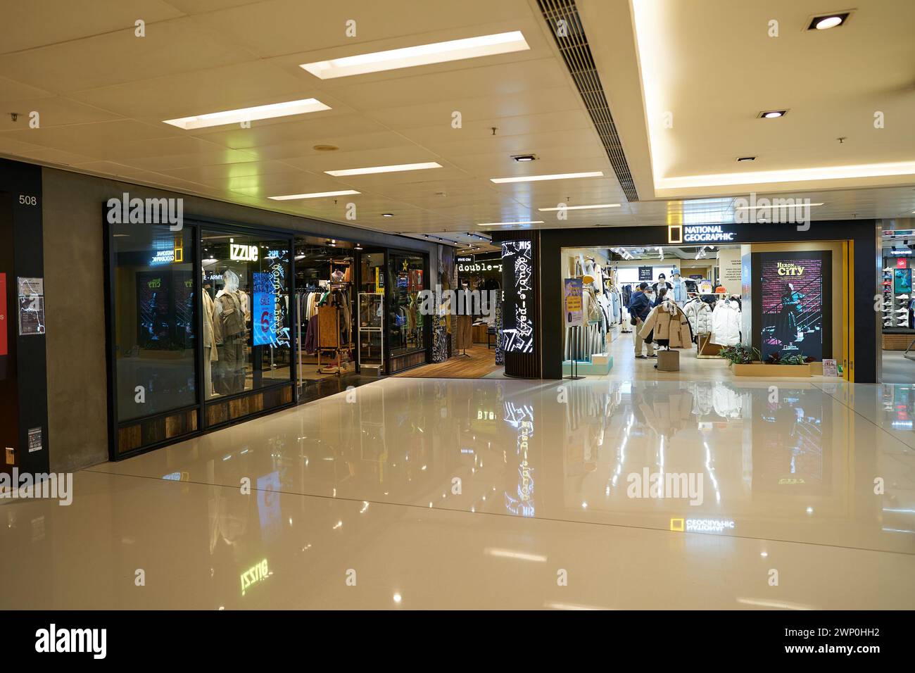 HONGKONG, CHINA - 4. DEZEMBER 2023: Innenaufnahme des New Town Plaza Einkaufszentrums in Sha Tin. Stockfoto