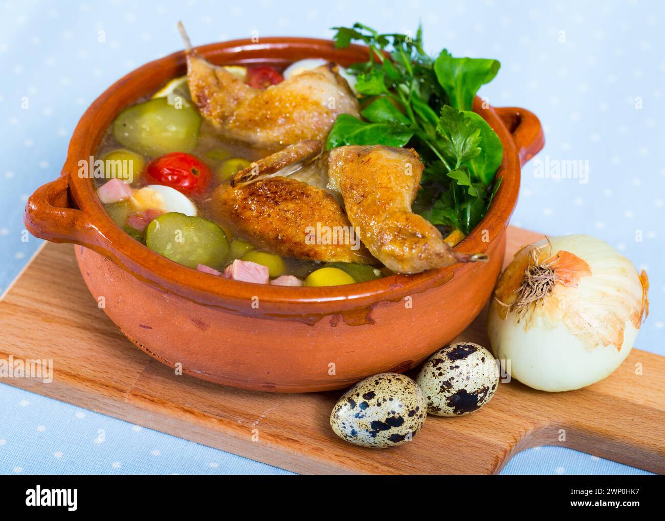 Soljanka mit Wachteln und Gemüse Stockfoto