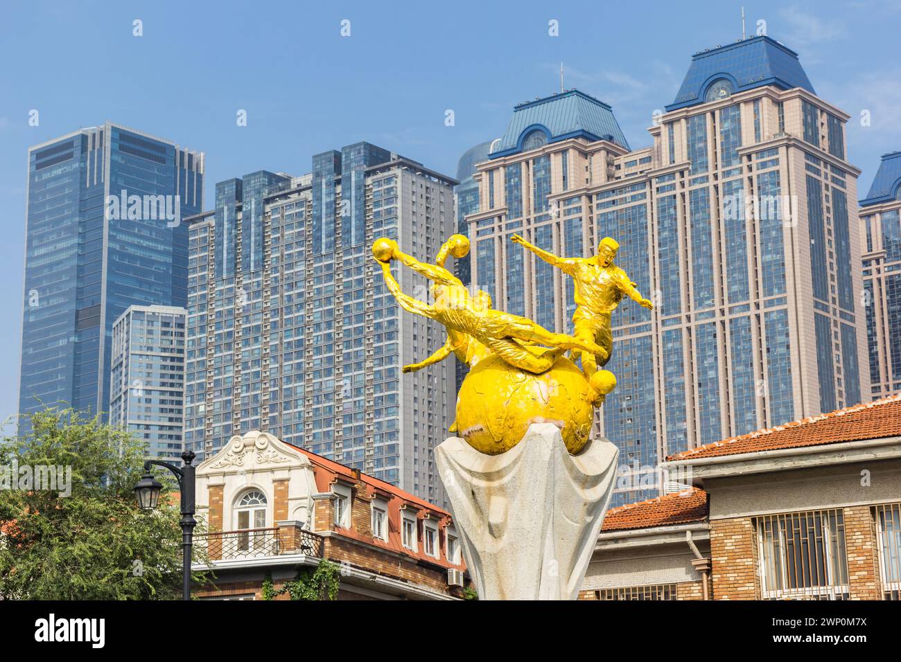 Goldene Skulptur von Fußballspielern auf dem Minyuan-Platz in Tianjin, China Stockfoto