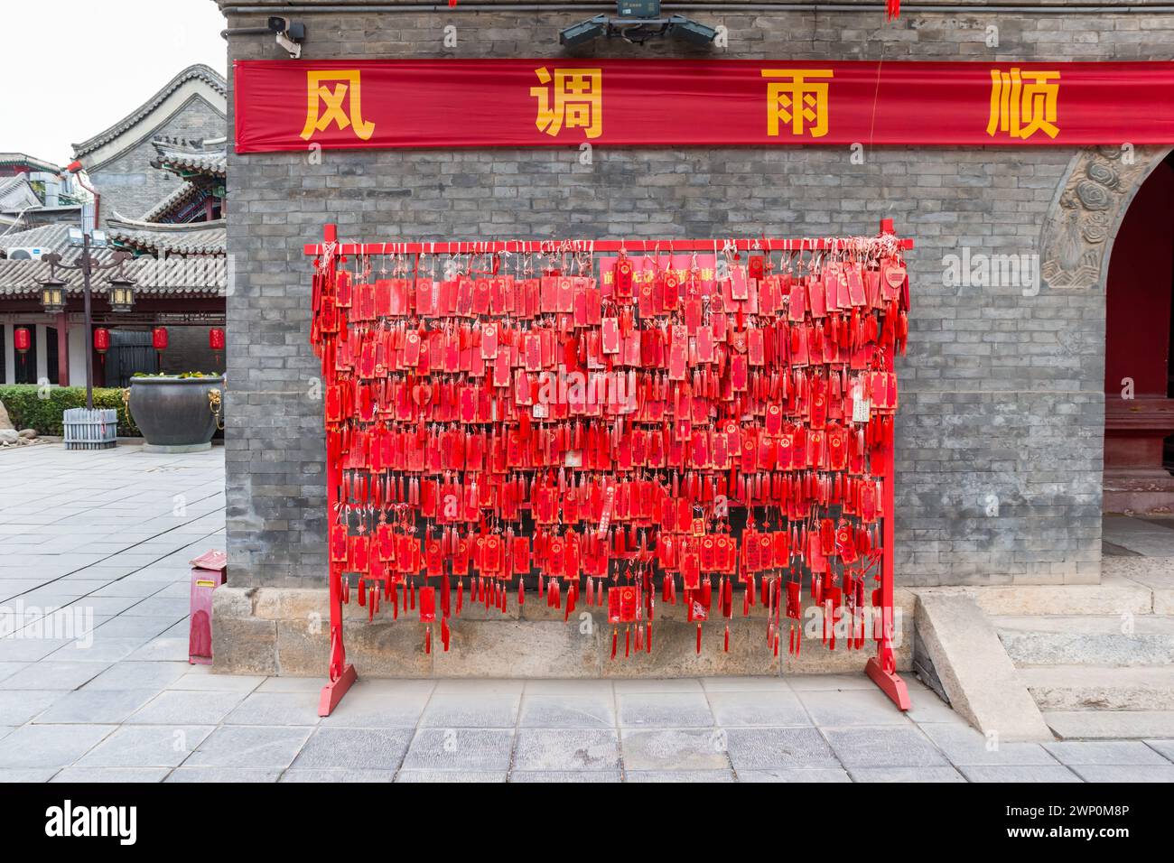 Rote Gebetstafeln an der Wand des Tianhou-Tempels in Tianjin, China Stockfoto