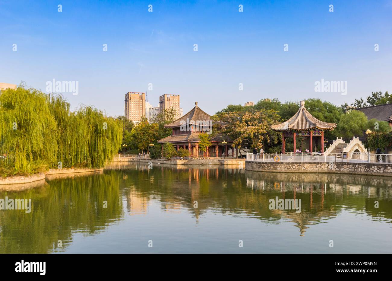 Renmin Peoples Park mit Gebäuden und Brücke in Tianjin, China Stockfoto