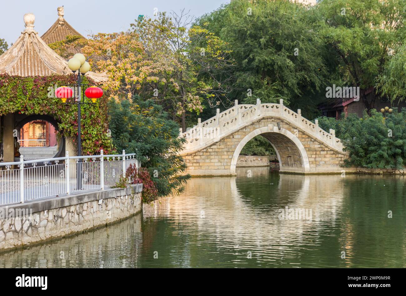 Traditionelle chinesische Bogenbrücke im Renmin Park in Tianjin, China Stockfoto