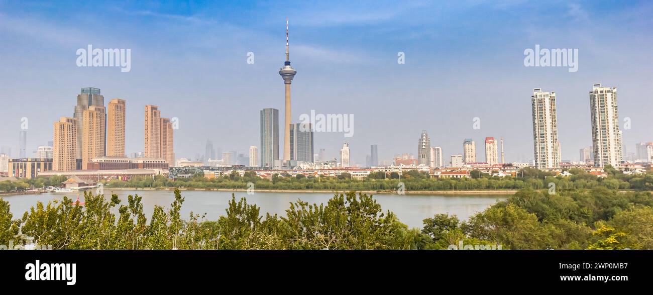 Panorama der Skyline von Tianjin mit dem Fernsehturm und den Wohngebäuden, China Stockfoto