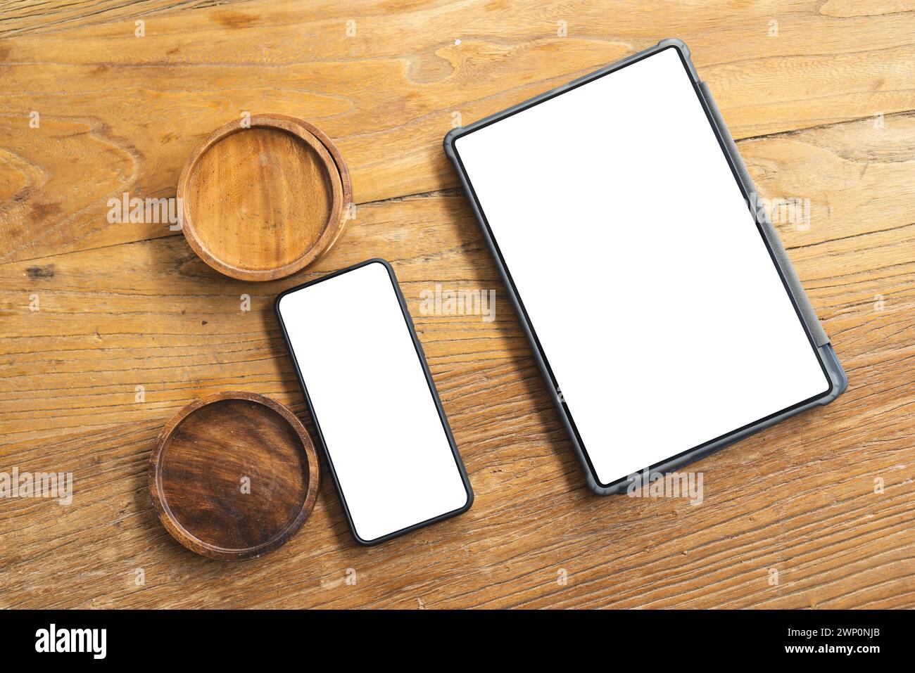 Smartphone- und Tablet-Set zum Anzeigen oder Vergleichen auf einem strukturierten Tisch. Stockfoto