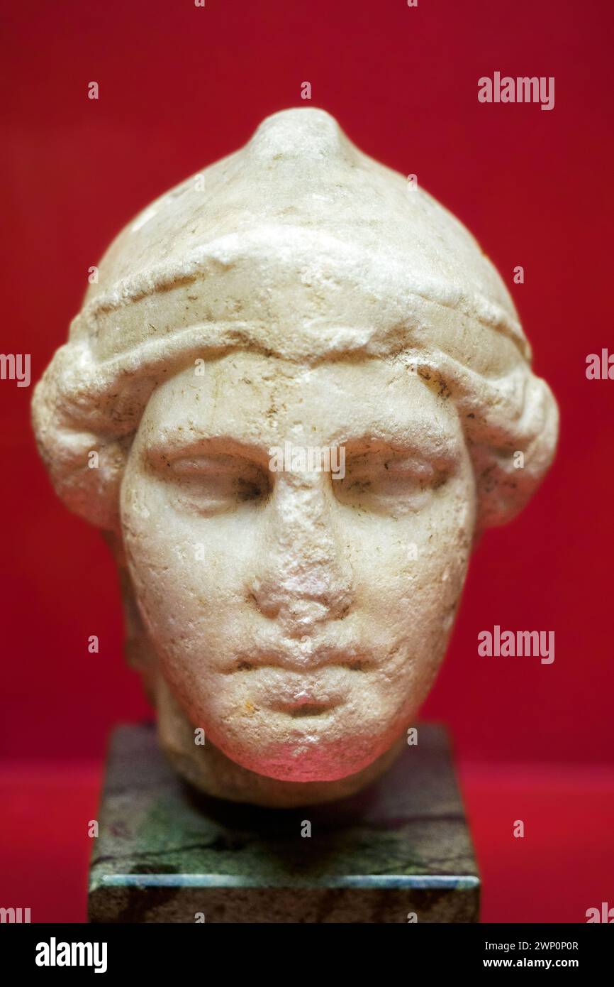 Kopf einer Statuette der Athena Parthenos aus Tarent - Marmor, Mitte des 2. Jahrhunderts n. Chr. Stockfoto