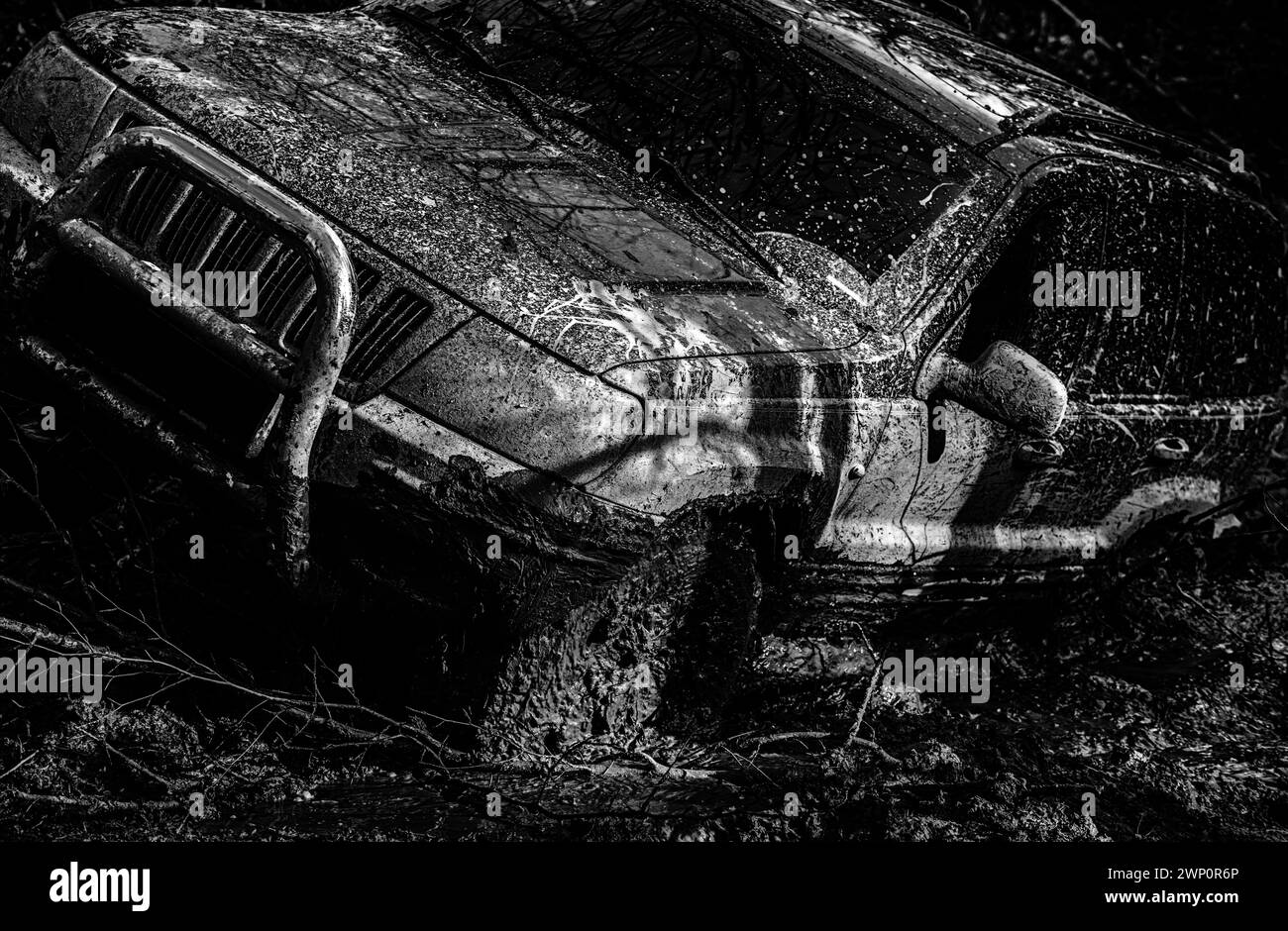 Geländefahrten auf Bergstraßen. Geländewagen zwischen Berglandschaft. Jeep stürzte in eine Pfütze und nahm einen Schmutzstrahl auf. Geländefahrten Stockfoto