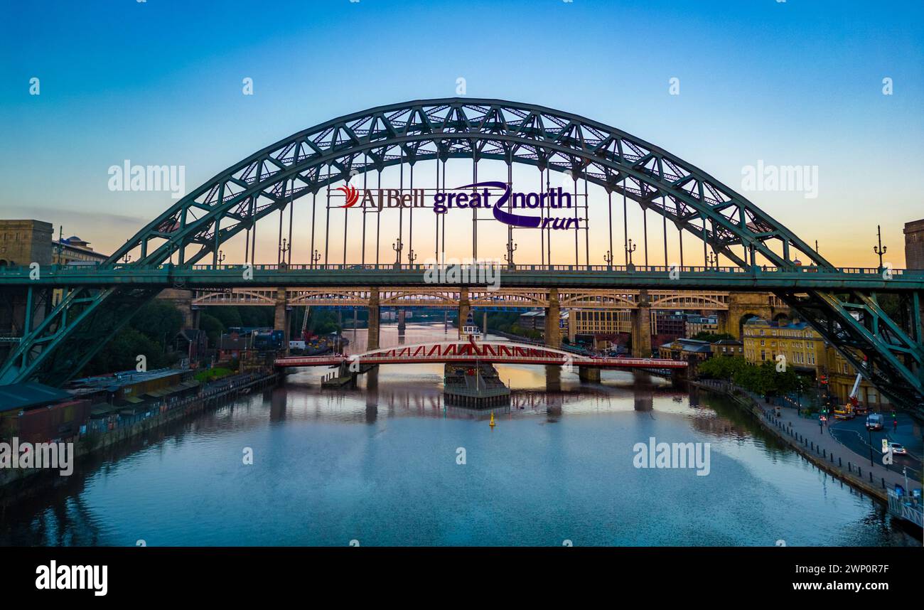 Drohnenbild der Yne-Brücken in Newcastle mit Blick nach Westen. Bei Sonnenaufgang sind die Tyne, Swing, High Level Brücken in Schuss. Stockfoto