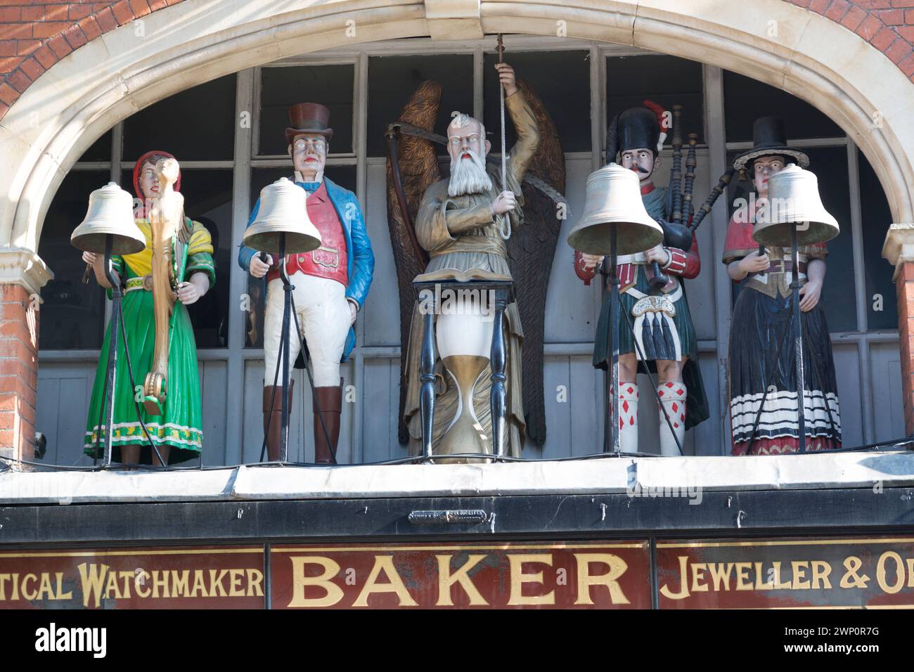 Großbritannien, Gloucester, die Uhr über dem Eingang des Juweliergeschäfts von Baker's. Stockfoto