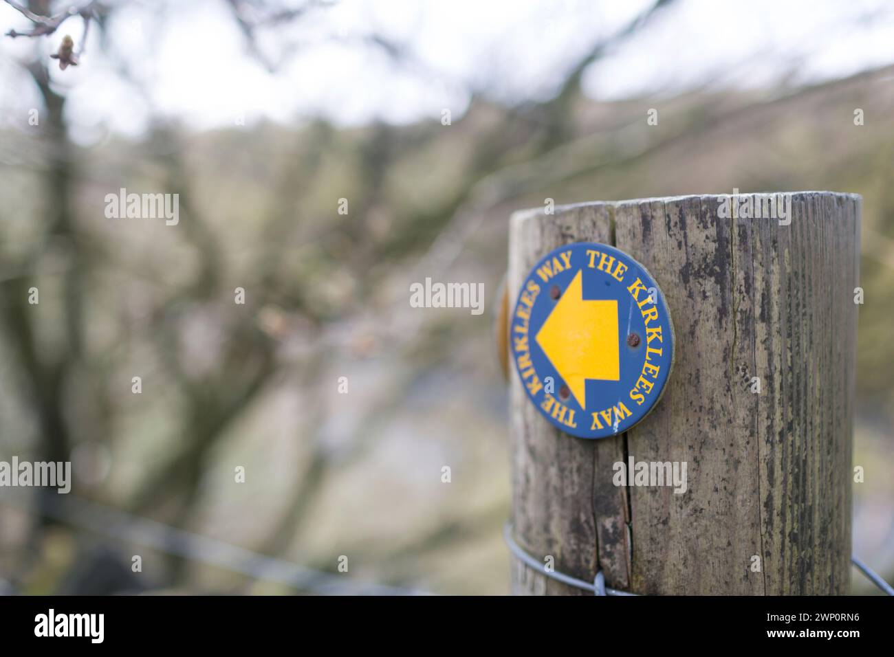 Kirklees Way Beschilderung an Digley Reservoirs, einem der lokalen Schönheitsgebiete in der Nähe von Holmfirth, West Yorkshire, Großbritannien. Stockfoto