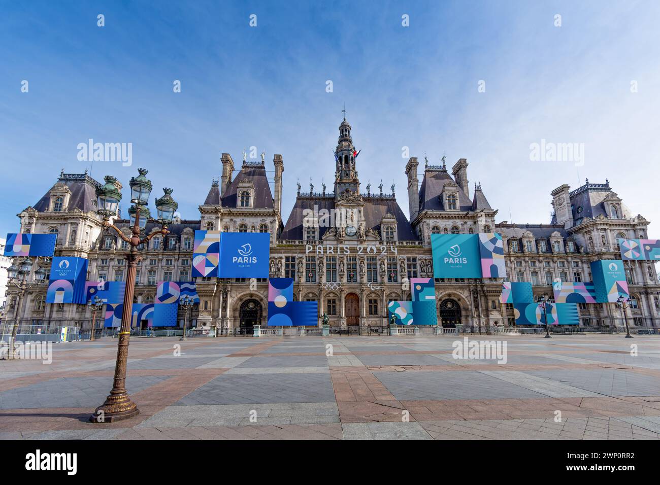 Fassade des Rathauses von Paris, Frankreich, dekoriert für die Olympischen und Paralympischen Spiele. Paris ist Austragungsort der Olympischen Sommerspiele 2024 Stockfoto