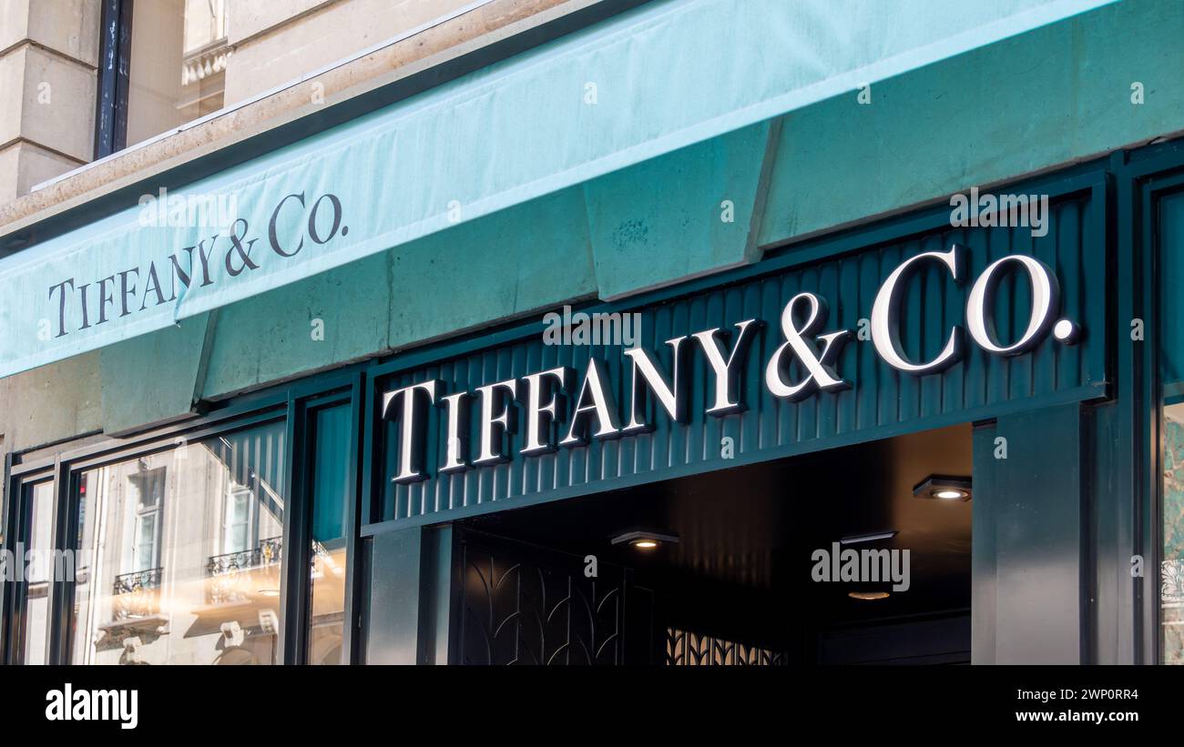 Markise der Tiffany und Co-Boutique in der Rue de la Paix in Paris. Tiffany ist ein US-amerikanisches Unternehmen, das sich auf Schmuck, Geschirr und Luxus spezialisiert hat Stockfoto