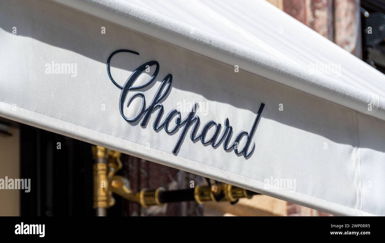 Markise der Chopard Boutique am Place Vendôme. Chopard ist ein Schweizer Unternehmen, das sich auf Luxusuhren, Schmuck und persönliche Accessoires spezialisiert hat Stockfoto