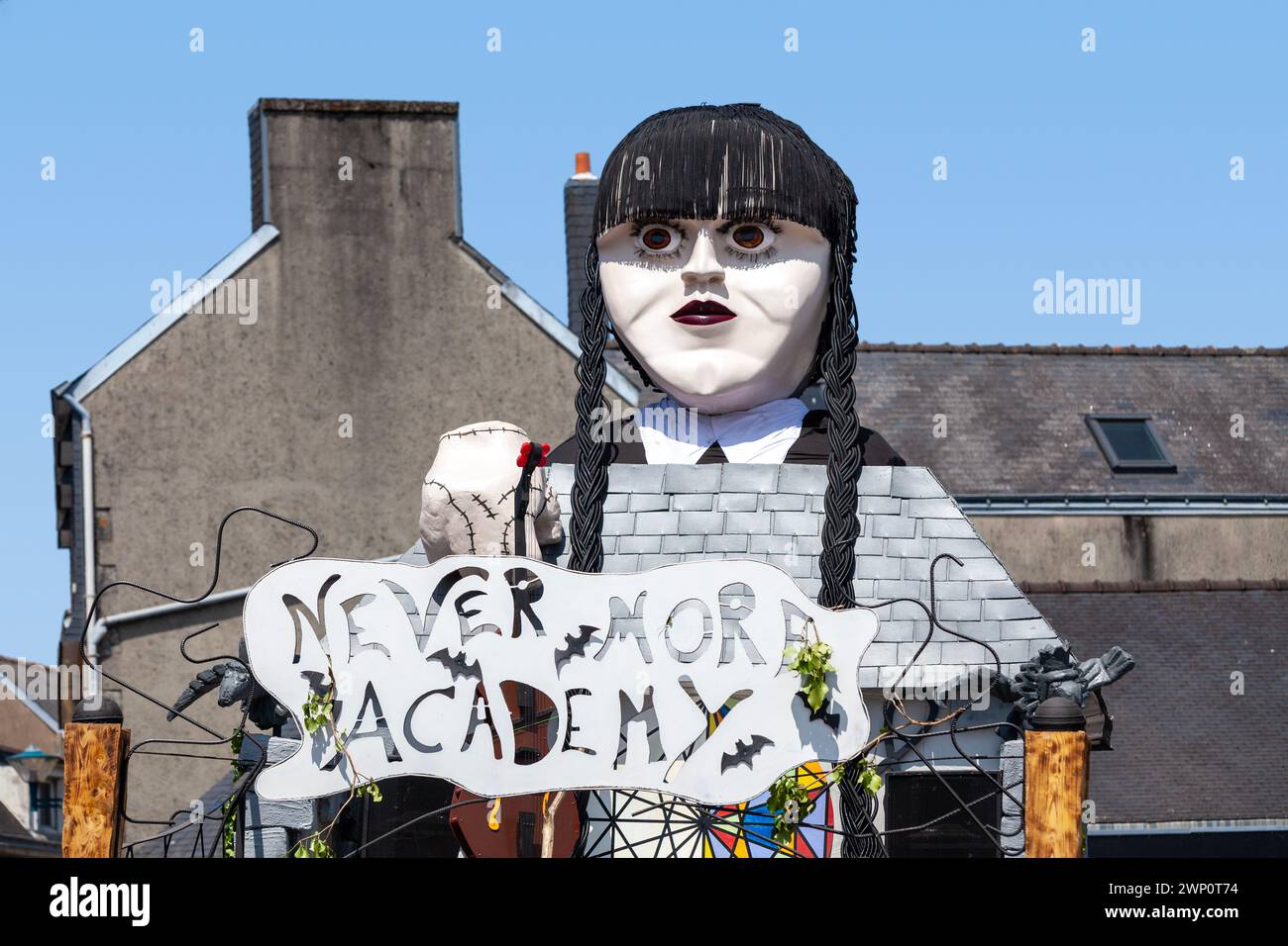 Scaër, Frankreich – 29. Mai 2023: Der Wagen der Familie Addams des Karnevals à l’ouest. Der Karneval findet alle zwei Jahre statt (ungerade Jahre) Stockfoto