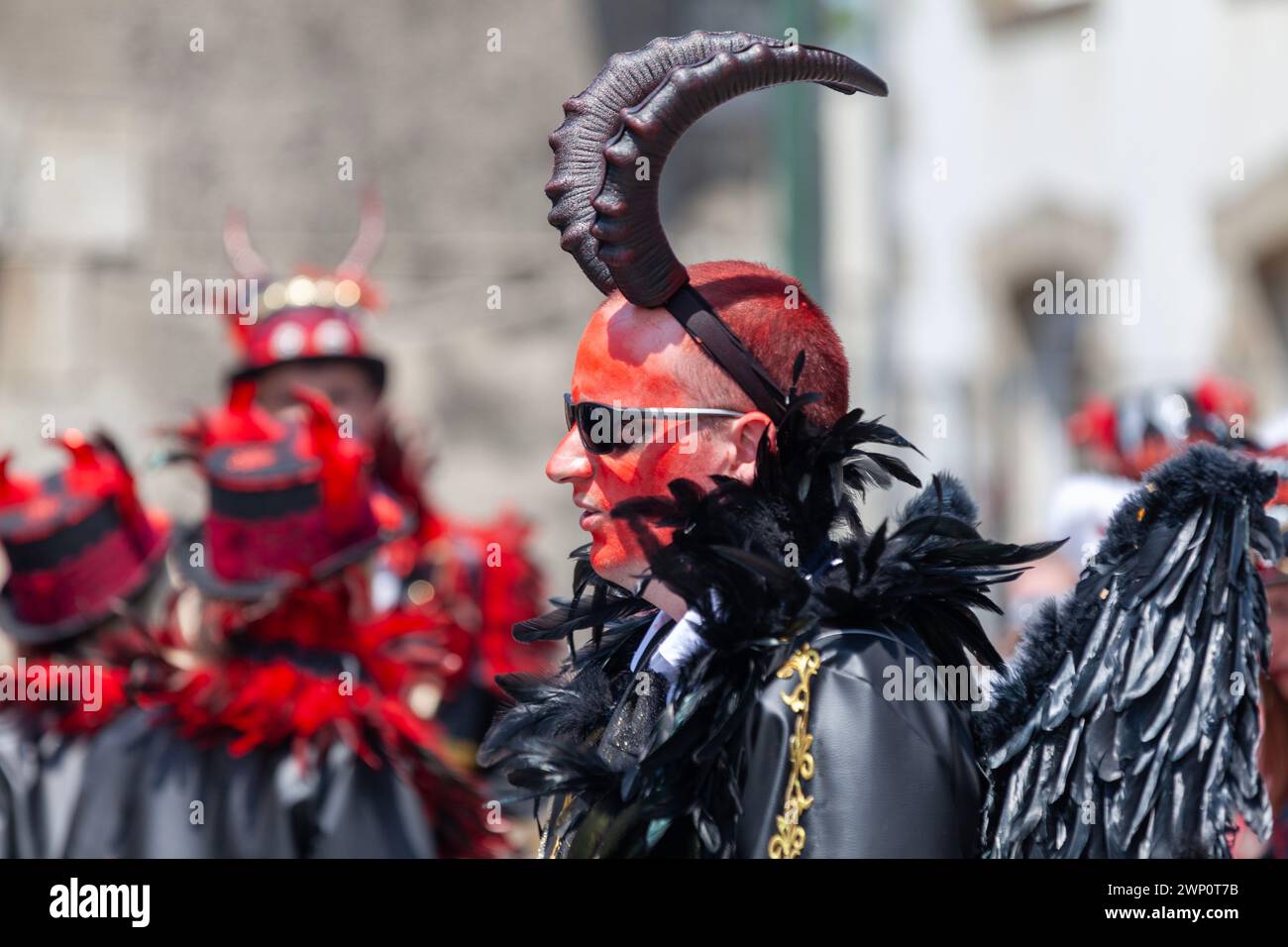 Scaër, Frankreich – 29. Mai 2023: Der Mensch verkleidet sich als Teufel während des Karnevals à l’ouest. Der Karneval findet alle zwei Jahre statt (ungerade Jahre) Stockfoto