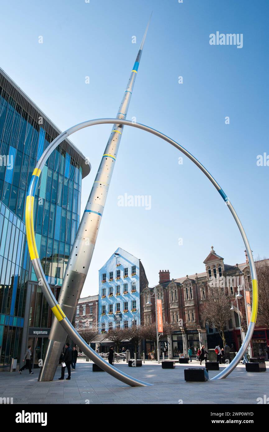 'Alliance', eine 25 Meter hohe Skulptur im Zentrum von Cardiff, Wales, geschaffen vom Pariser Installationskünstler Jean-Bernard Metais. Stockfoto