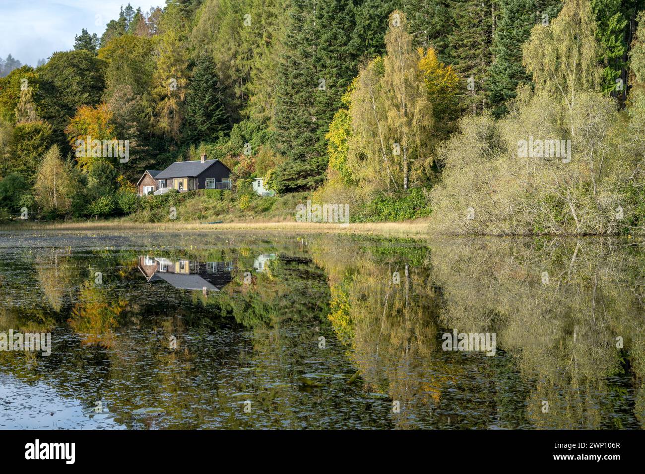 Herbstfarben und Reflexionen in Polney Loch in der Nähe von Dunkeld, Schottland. Stockfoto