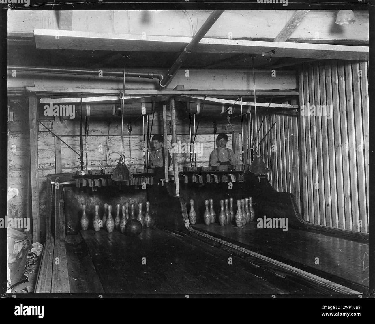 Bowlingbahnen, verbunden mit Geo P. Grays, Bastable Cafe. Hier sind etwa 8 sehr kleine Jungen beschäftigt. Arbeiten Sie bis Mitternacht. Foto aufgenommen um 11:30 UHR, Februar 1910 Stockfoto