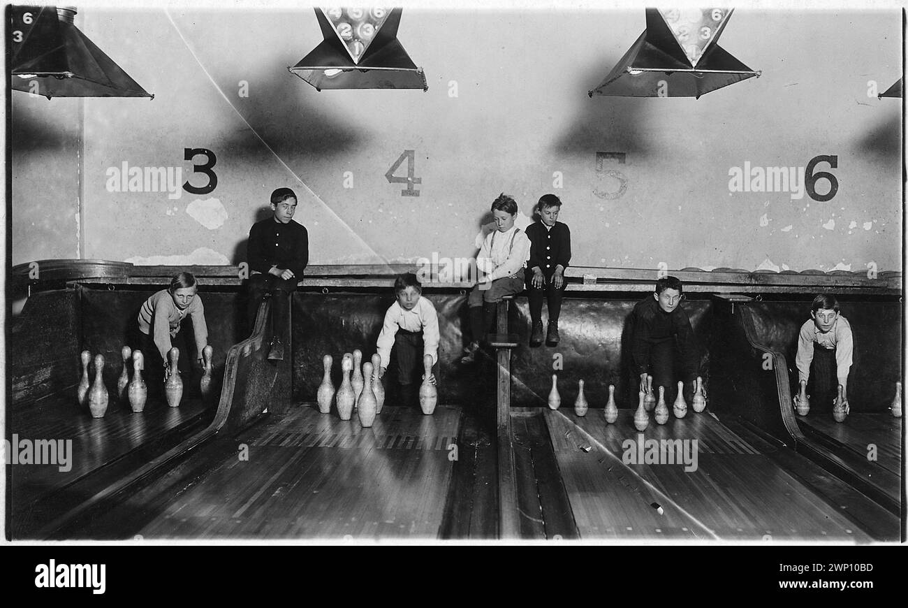 Foto von Jungs, die in der Arcade Bowling Alley arbeiten. Foto spät in der Nacht. Die Jungs arbeiten bis Mitternacht und später. Trenton, N.J., 20. Dezember 1909. Stockfoto